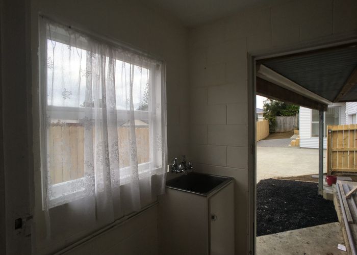  at 2/4 Regal Place, Forrest Hill, Auckland