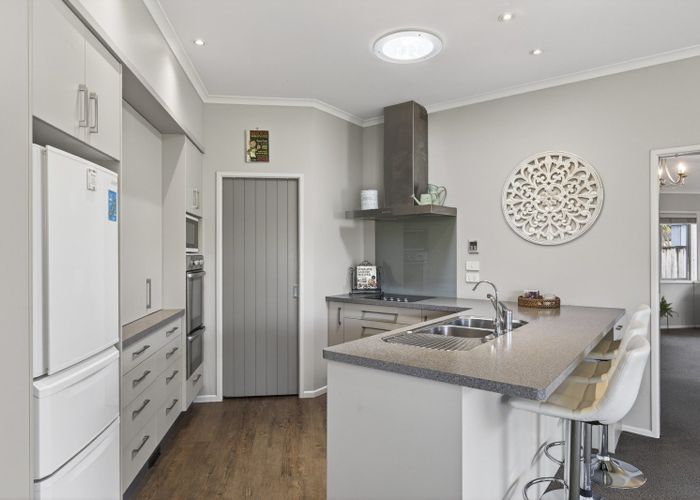  at 2 Oakwood Drive, Highlands Park, New Plymouth, Taranaki