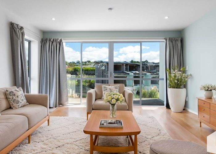  at 4/10 Vinifera Place, Fairview Heights, Auckland