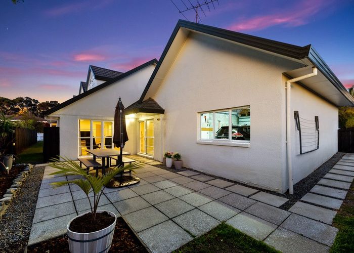  at 20 Chedworth Drive, Glenfield, Auckland