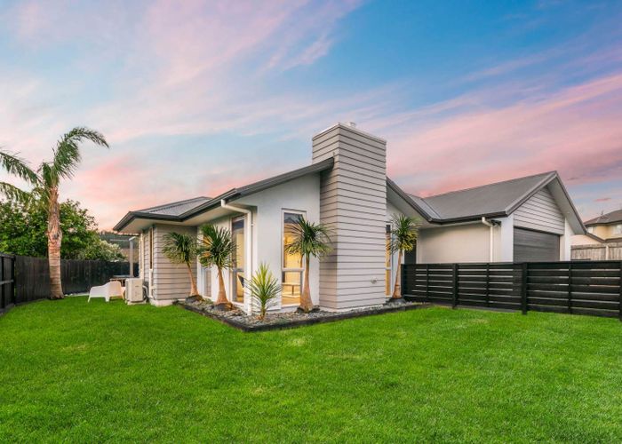  at 18 Huntington Park Drive, Greenhithe, Auckland