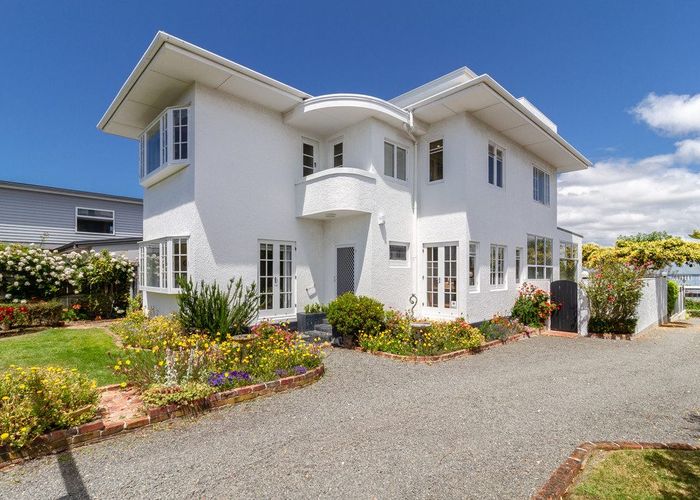  at 8 Gladstone Road, Bluff Hill, Napier