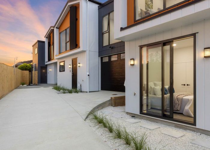  at 9B & 9C Liam Place, Half Moon Bay, Manukau City, Auckland