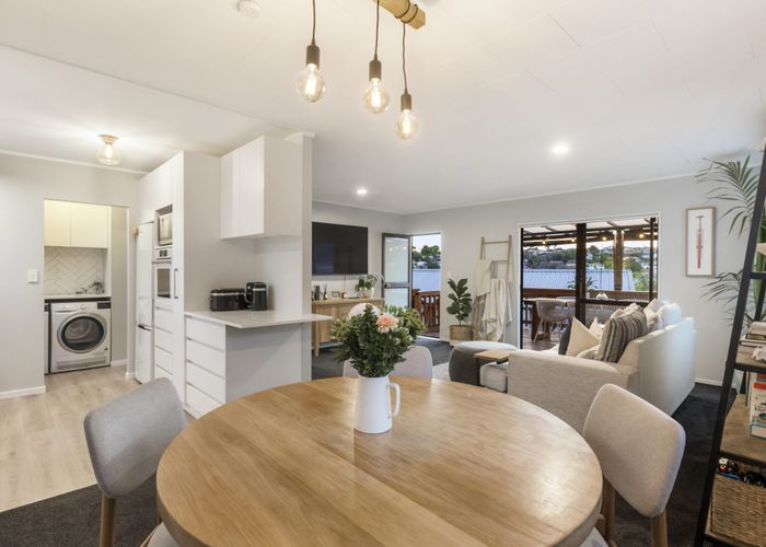  at 2/88 Athena Drive, Tōtara Vale, Auckland