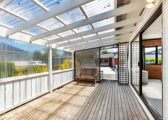  at 1/76 Roberts Road, Te Atatū South, Auckland
