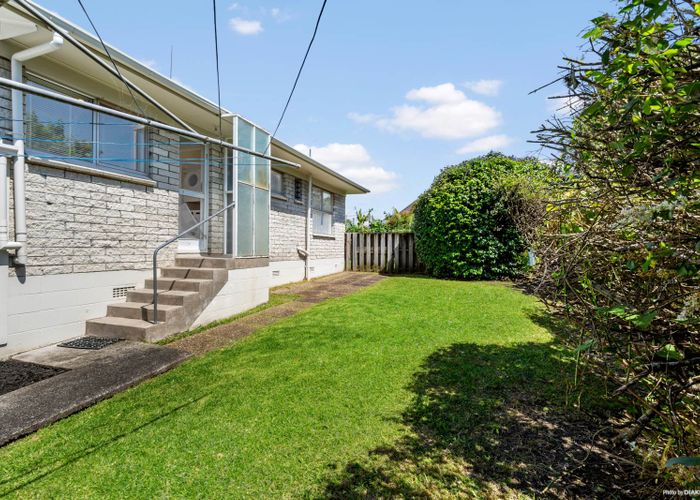  at 2/3 Fifeshire Street, Belmont, Auckland