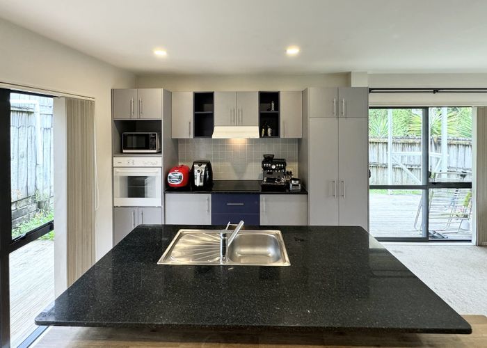  at 6 Sun Place, Henderson, Waitakere City, Auckland