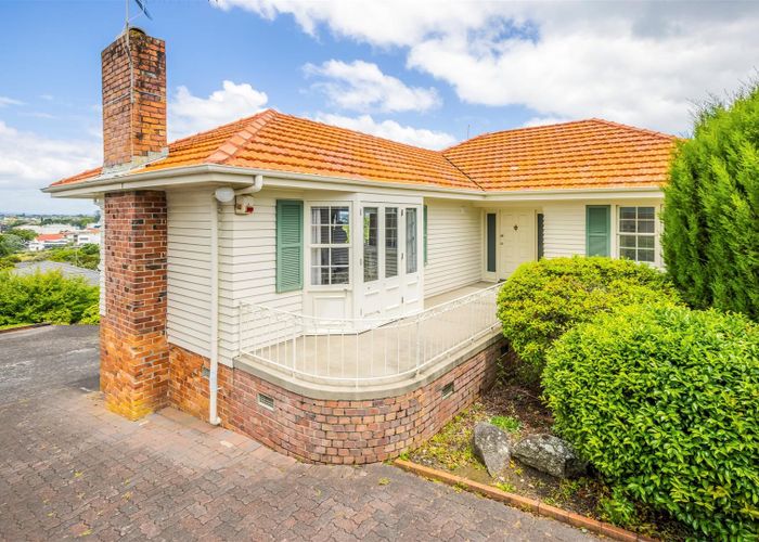 For sale 39 Mellons Bay Road, Mellons Bay, Manukau City, Auckland