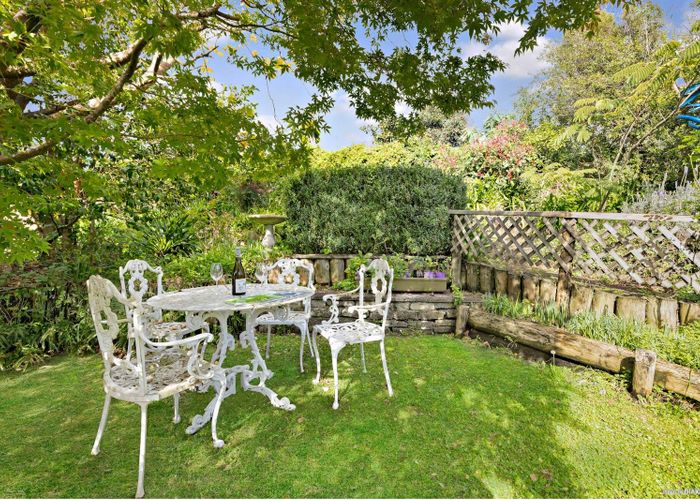  at 33 Glenmore Road, Sunnyhills, Manukau City, Auckland