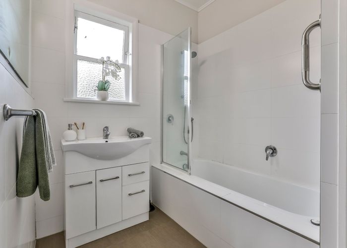  at 27 Kanuka Street, Point Chevalier, Auckland City, Auckland