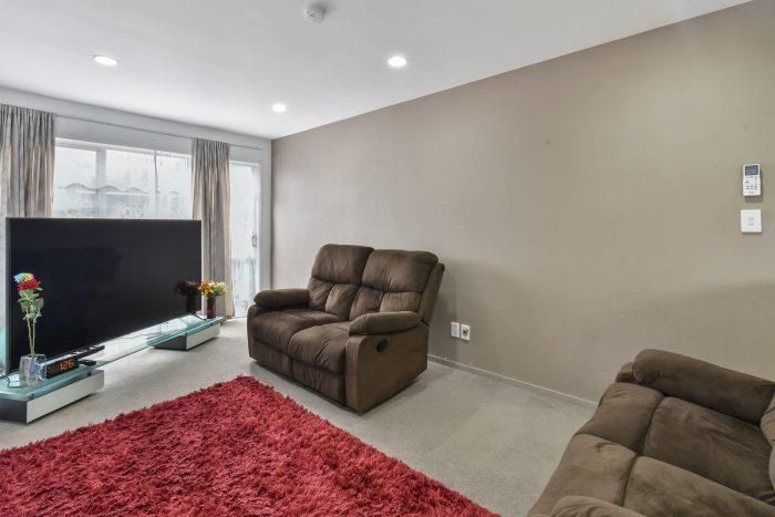  at 2/33 Kenderdine Road, Papatoetoe, Auckland