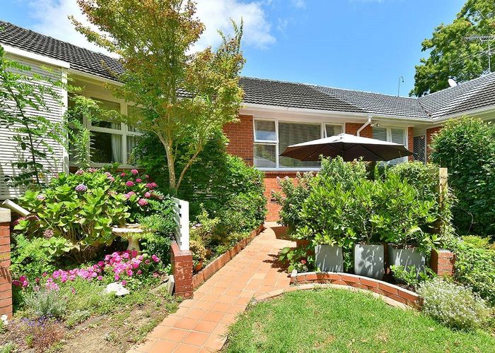  at 2/14 Dorchester Street, Meadowbank, Auckland