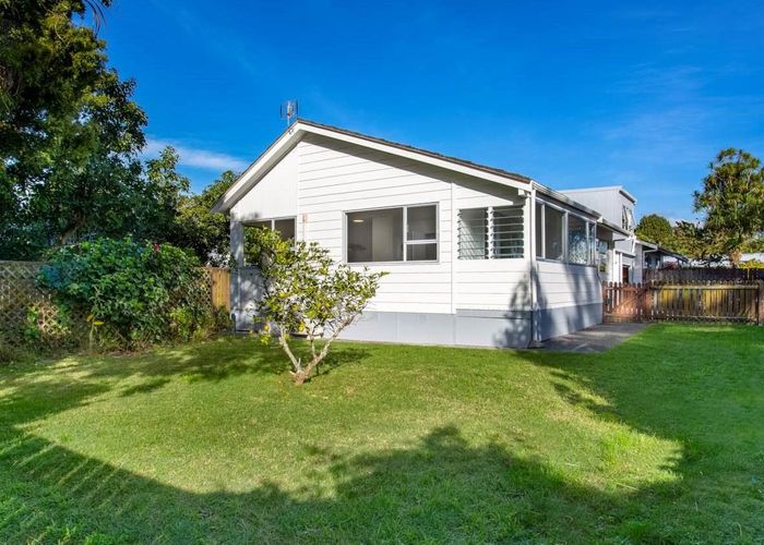  at 2/42 Taramea Street, Avondale, Auckland
