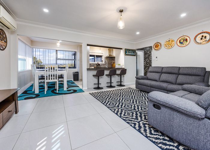  at 6 Lucas Place, Weymouth, Manukau City, Auckland