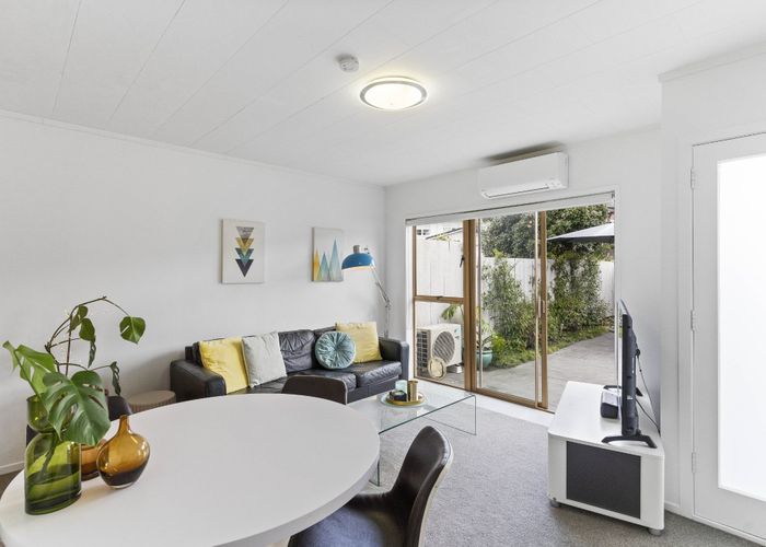  at 4/21 Houghton Street, Meadowbank, Auckland