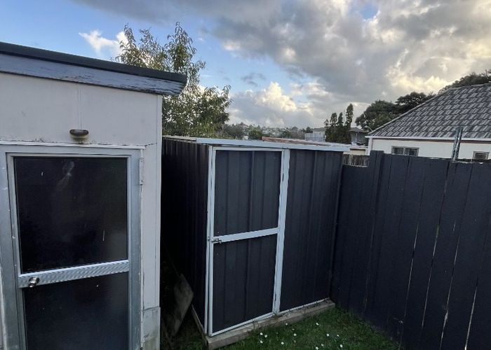  at 2/17 Lambrown Drive, Totara Vale, Auckland