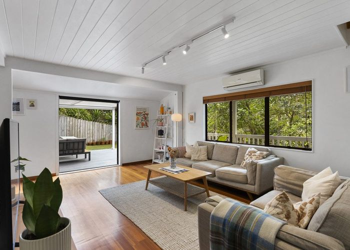  at 8A Cresta Avenue, Beach Haven, Auckland