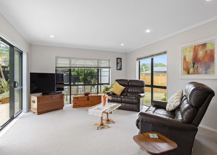  at 7 Halstead Place, Huntington Park, Auckland