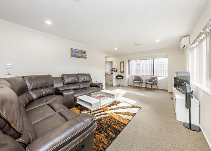  at 2/23 Lowburn Place, Clover Park, Auckland