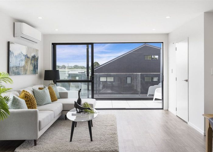  at 1/8 Chivalry Road, Glenfield, Auckland