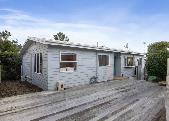  at 1/18 Dalmeny Close, Murrays Bay, Auckland