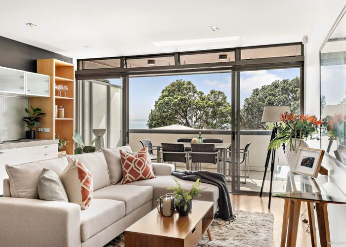  at 2/87 Clyde Road, Browns Bay, Auckland