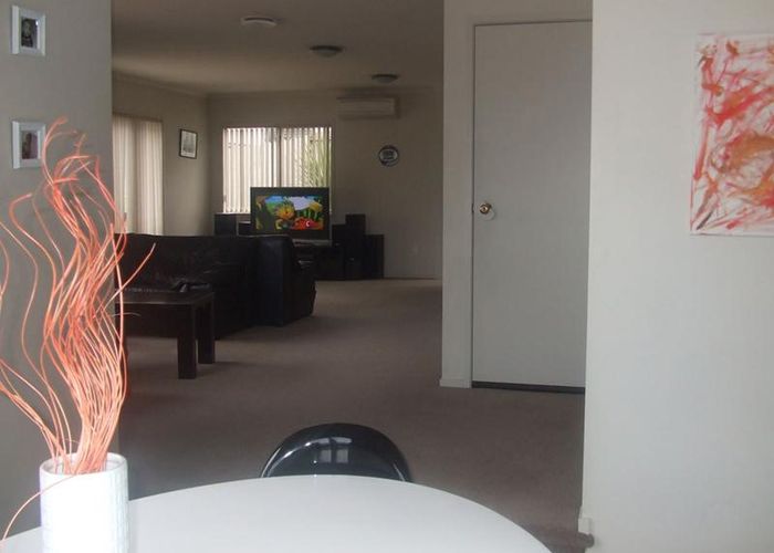  at 8B Andover Way, Goodwood Heights, Auckland