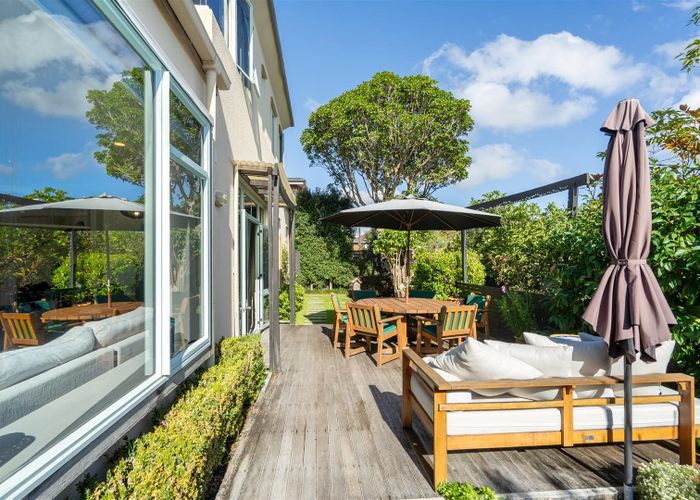  at 2/110 Aberdeen Road, Campbells Bay, Auckland