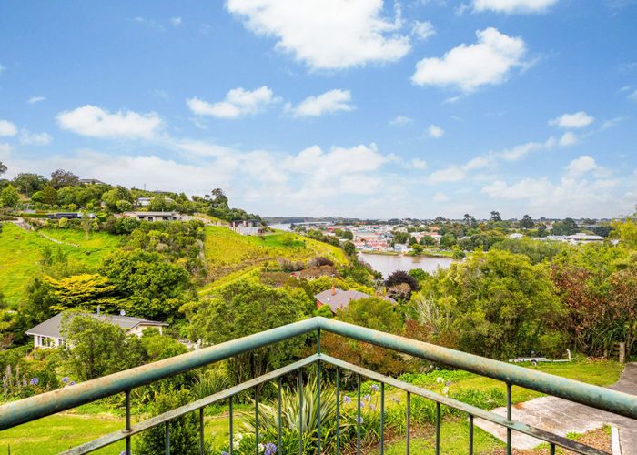  at 8 Wairere Road, Bastia Hill, Whanganui, Manawatu / Whanganui