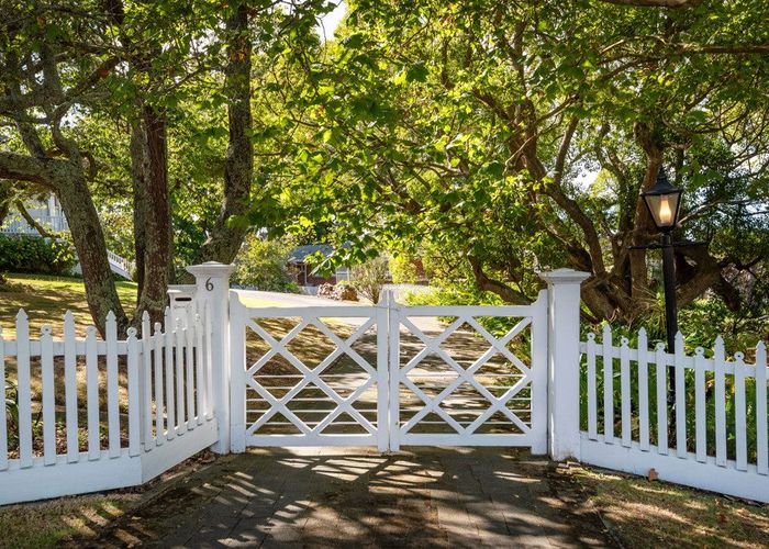  at 6 Glade Place, Birkenhead, North Shore City, Auckland