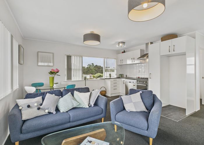  at 2/33 Cleek Road, Mangere East, Auckland