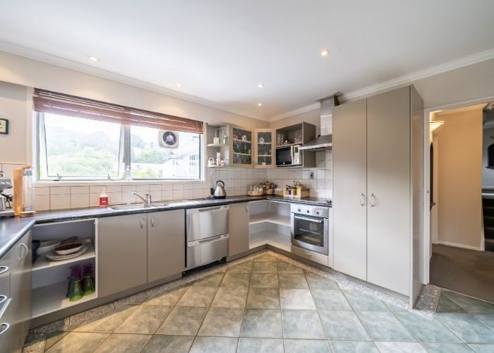  at 4 Vista Crescent, Maoribank, Upper Hutt