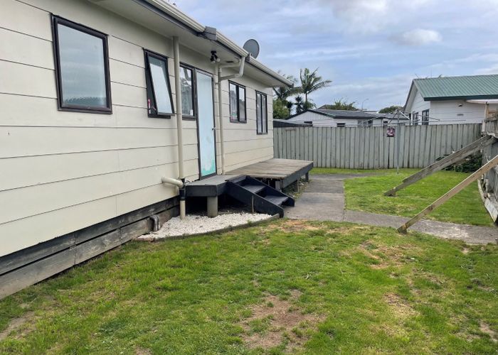  at 1/100 Shifnal Drive, Randwick Park, Auckland