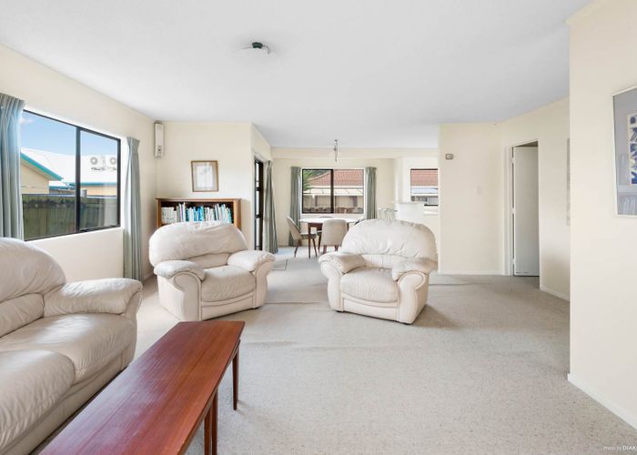  at 2/28 Manuka Road, Glenfield, Auckland