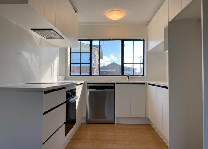  at 2/45 Shakespeare Road, Milford, Auckland