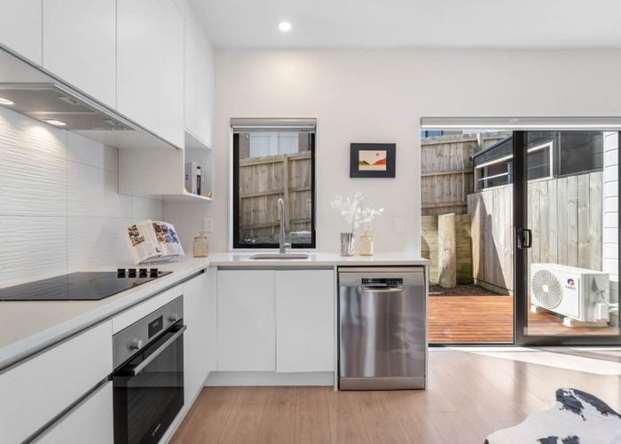  at 4D Flaunty Place, West Harbour, Waitakere City, Auckland