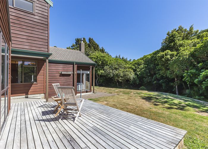  at 4 Brasenose Place, Tawa, Wellington