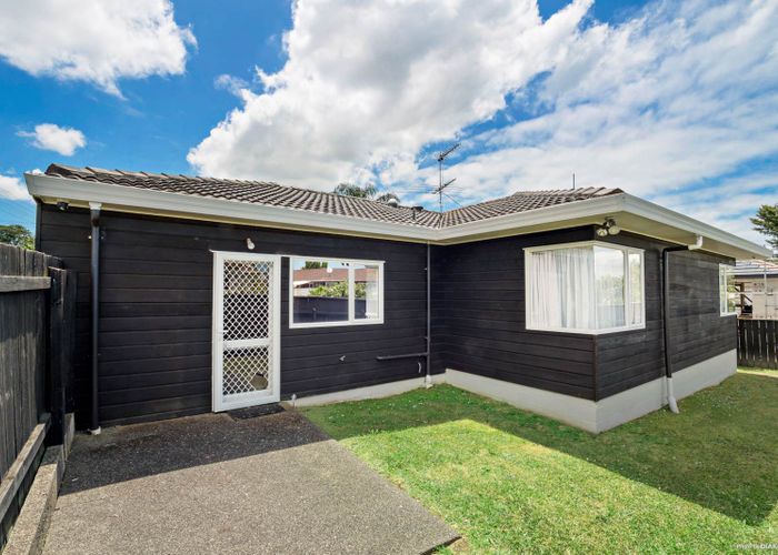  at 2/296 Wairau Road, Glenfield, Auckland