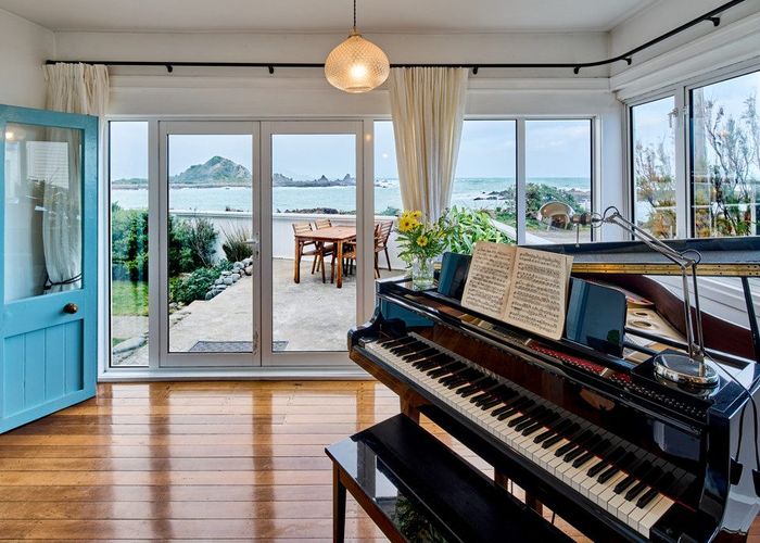  at 336 The Esplanade, Island Bay, Wellington