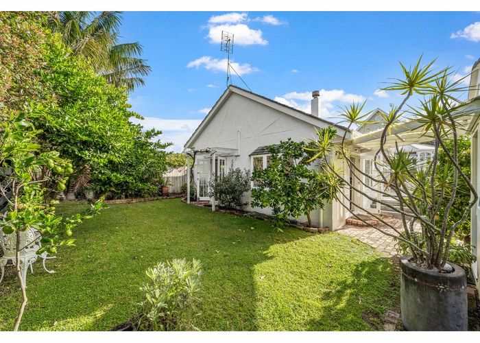  at 2/23 Cecil Road, Milford, Auckland