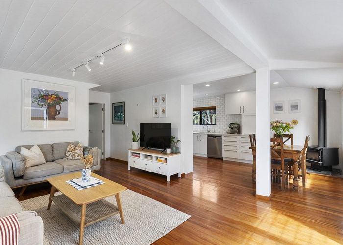  at 8A Cresta Avenue, Beach Haven, Auckland