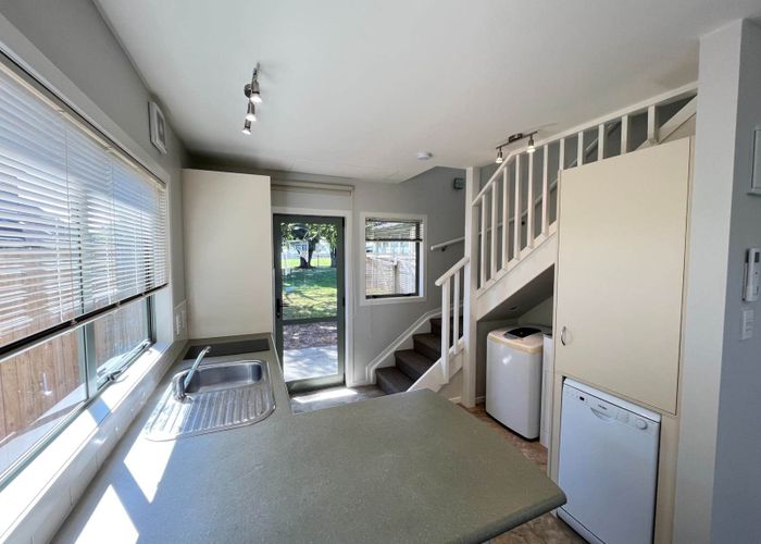  at 8A Lilian Place, Farm Cove, Manukau City, Auckland