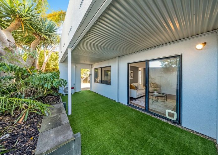  at 2/17 Lynton Road, Bucklands Beach, Manukau City, Auckland
