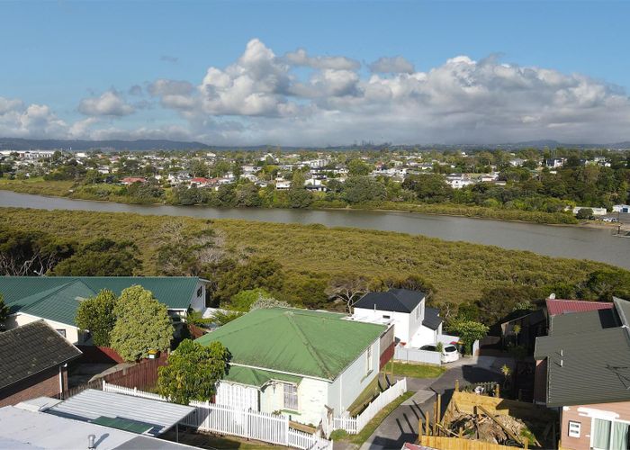  at 2/141 Colwill Road, Massey, Auckland