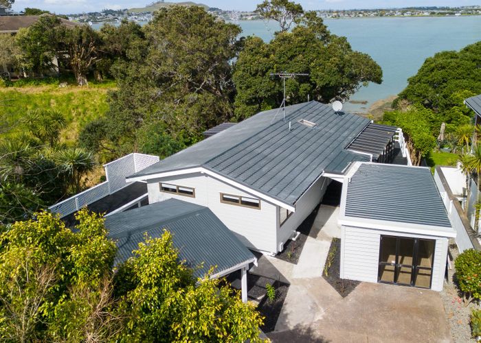  at 8 Rendcomb Place, Hillsborough, Auckland