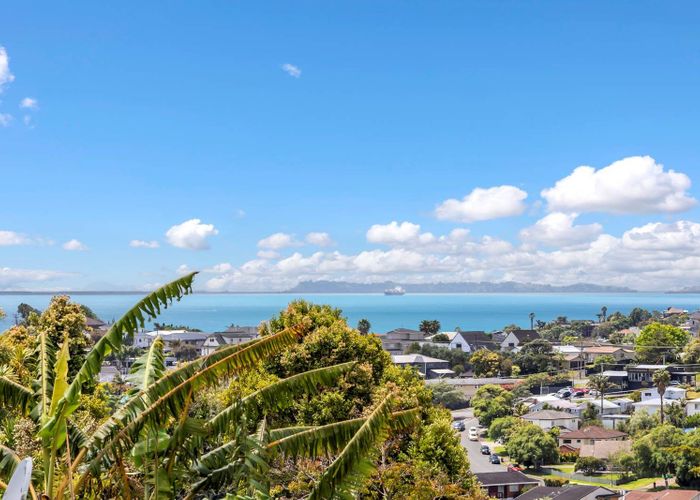  at 90 Arran Road, Browns Bay, Auckland