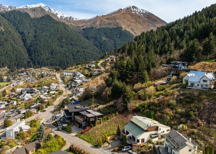  at 8 Manchester Place, Queenstown Hill, Queenstown-Lakes, Otago