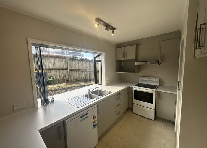  at 2/92 Manuka Road, Glenfield, North Shore City, Auckland