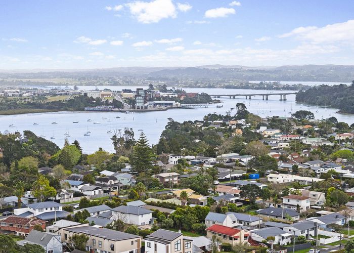  at 10 Drome View Place, Beach Haven, North Shore City, Auckland