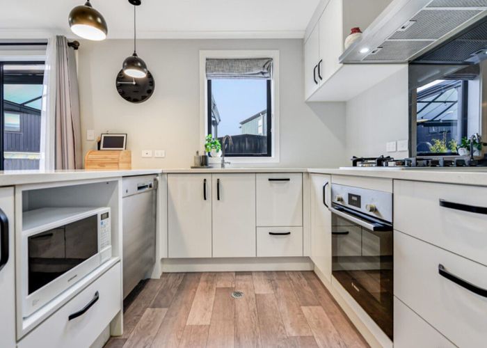  at 2/64 Cabourne Drive, Glenview, Hamilton